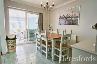 4 Guysfield Drive, photo 3