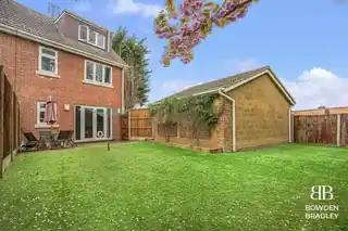 4 Hollybush Close, photo 2