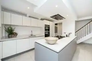 4 Lammas Park Road, photo 4