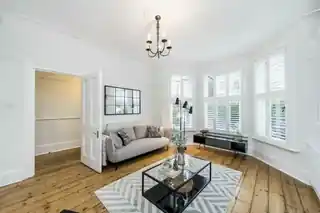 4 Lammas Park Road, photo 3