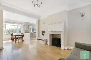 4 Myddelton Gardens, photo 2