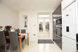 4 Purland Close, photo 3