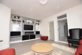4 Purland Close, photo 2