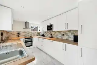4 Queens Road, photo 2