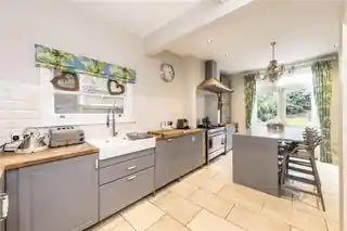 4 Romola Road, photo 3