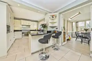 4 Swakeleys Drive, photo 2