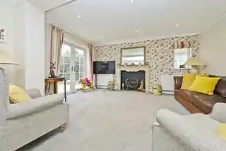 4 Swakeleys Drive, photo 3