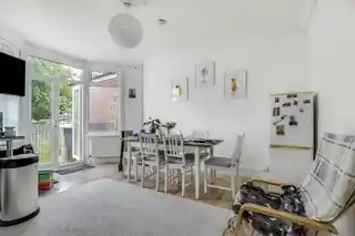 4 Woodland Way, photo 2