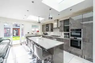 40 Broadhurst Avenue, photo 2