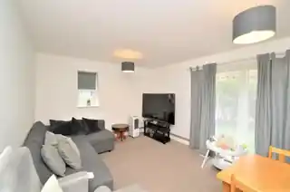 40 Garrick Drive, photo 2