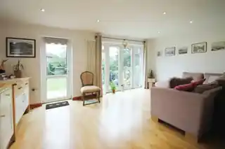 40 Halsbury Road East, photo 3