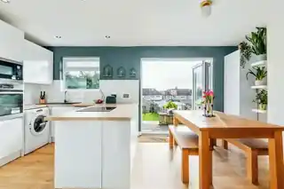 40 Rougemont Avenue, photo 2