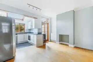 41 Altenburg Avenue, photo 3
