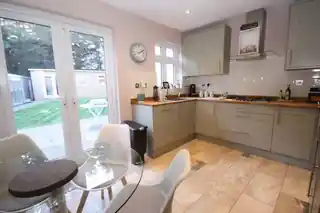 41 Eastcote Lane, photo 3