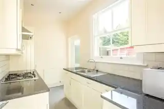 41 Midhurst Avenue, photo 4