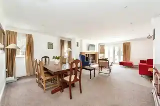 410 London Road, photo 2
