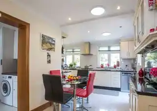 42 Bunns Lane, photo 4