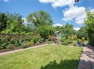 42 Bunns Lane, photo 2