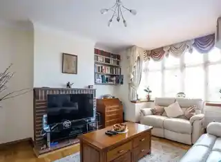 42 Bunns Lane, photo 3