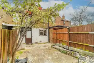 42 Lancaster Road, photo 4