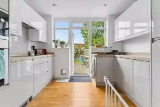 42 Merrilands Road, photo 3