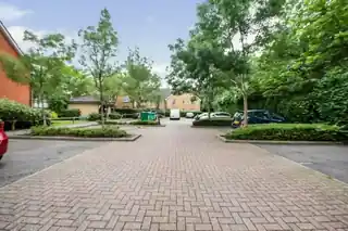 42 St James Gardens, photo 3
