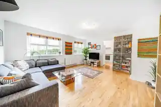 42 Stott Close, photo 3