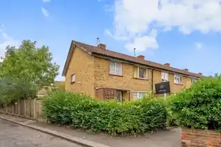 42 Woodford Road, photo 2