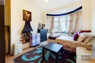 421 Uxbridge Road, photo 4