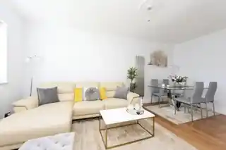 42A Churchfields Avenue, photo 2