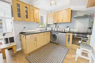 43 Court Crescent, photo 3