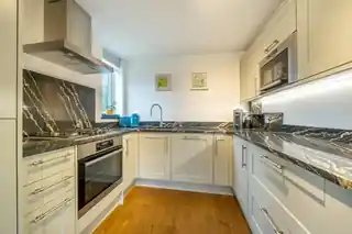 43 Leaf Close, photo 3