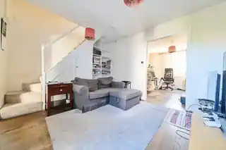 43 Walnut Tree Road, photo 2