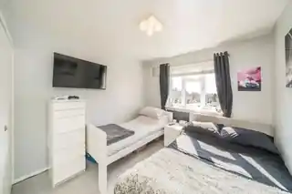 44 Basing Way, photo 3