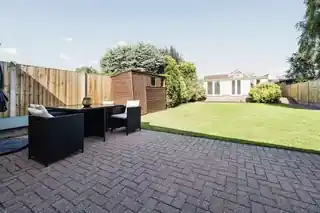44 Stanley Road North, photo 2