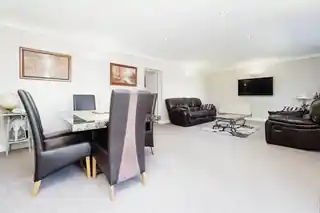 44 Stanley Road North, photo 3