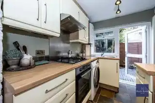 45 Crimsworth Road, photo 3