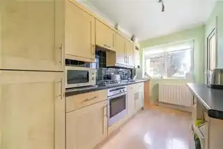 46 Axminster Crescent, photo 3