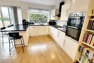 46 Basildon Avenue, photo 4