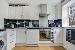 46 Garrick Drive, photo 3