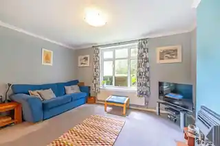 46 Hanworth Road, photo 3