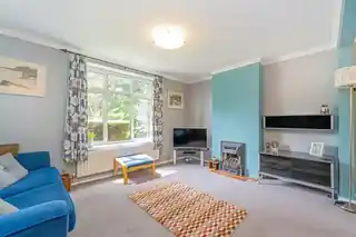 46 Hanworth Road, photo 2