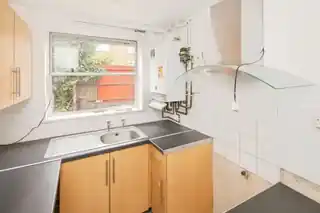 46 Tyneham Road, photo 3