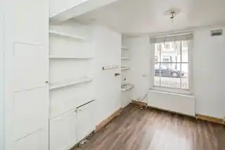 46 Tyneham Road, photo 2