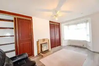 466 Rainham Road South, photo 3
