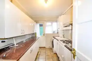 466 Rainham Road South, photo 4