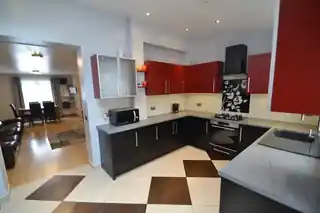 47 Halbutt Street, photo 3