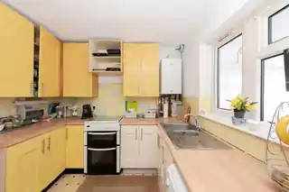 47 Longford Road, photo 3