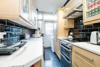 478 Valence Avenue, photo 2