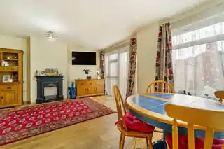 48 Boston Manor Road, photo 2